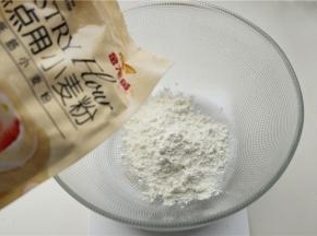 黄油室温软化，加入金龙鱼糕点粉、盐和糖粉。