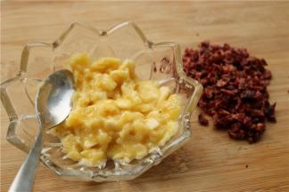 把香蕉压成泥，取50克待用。蔓越莓切成末。