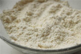 用刮刀或者直接用手搓成小颗粒。