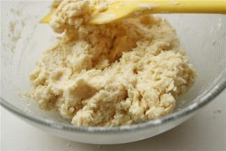 加入45克牛奶，用刮刀翻拌折叠几次，拌匀即可。