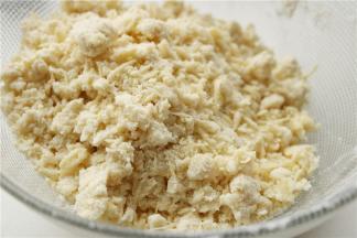 加入香蕉泥，再次搓均匀。可以看出来已经很湿了，但还不成团。