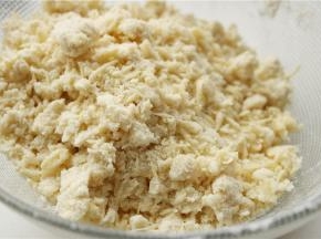 加入香蕉泥，再次搓均匀。可以看出来已经很湿了，但还不成团。