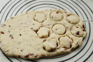 擀成1厘米厚的厚片，用压模压出形状，多余的面团拿去，再擀成厚片，压出形状。重复这个过程，直到面团全部压完。