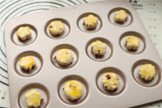 胚子放在学厨无比派模具上面，表面刷上配方外蛋液。