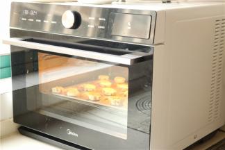 烤箱提前预热170度，放入饼干烤20分钟左右，表面上色即可，别烤过头了。