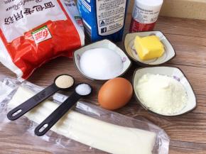 食材一览图，芝士我选用的是这种袋装细长条的，使用方便。