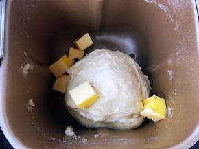 搅拌停止，加入黄油，再搅拌二十分钟。