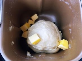 搅拌停止，加入黄油，再搅拌二十分钟。