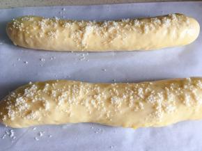 醒发完成，表面刷一层蛋液，撒一层奶酪粉。