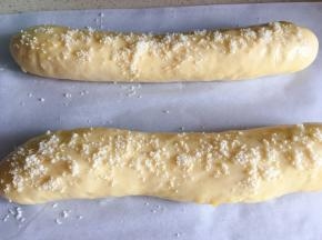 醒发完成，表面刷一层蛋液，撒一层奶酪粉。