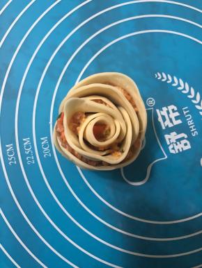 从一端慢慢卷起，就能卷成如图的玫瑰花形状，重合处用点水粘一下。