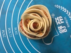 从一端慢慢卷起，就能卷成如图的玫瑰花形状，重合处用点水粘一下。