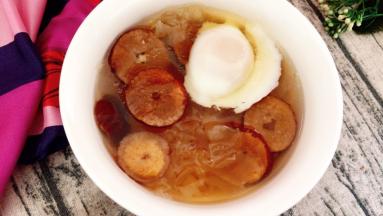 蒸好的大枣碗里的水、很明显的颜色加深