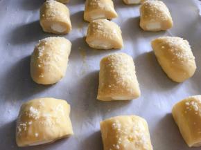 切成适合的小块，大约两口一个（笑）。