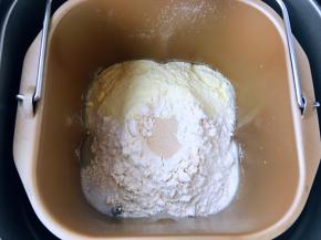 依照先流质，后分类的次序，将食材加入面包机中，盐与糖对角加入，最后加入酵母粉，启动一个搅拌程序约二十分钟。