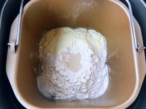 依照先流质，后分类的次序，将食材加入面包机中，盐与糖对角加入，最后加入酵母粉，启动一个搅拌程序约二十分钟。