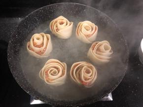 加入适量开水，开水的量能没到饺子一半即可。盖上锅盖小火炖煮。