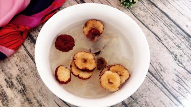 准备一个稍大的碗，将泡好的三样放入大一点的碗中，并注入七分满的清水