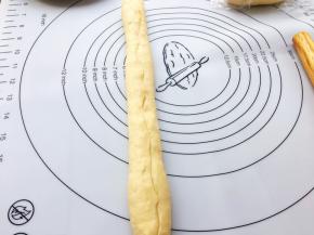 再将边缘捏合紧。