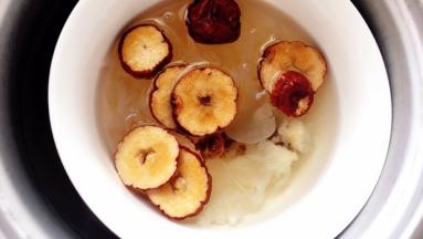 我是用电饭锅蒸的，锅中加少许的清水，装有红枣、桂圆、银耳的碗放入底部，再放上蒸屉，将打有鸡蛋的碗放在蒸屉上，蒸三十分钟左右