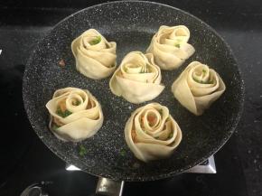 煮至锅里的水没有了之后再小火煎一会就可以了！撒上葱花。