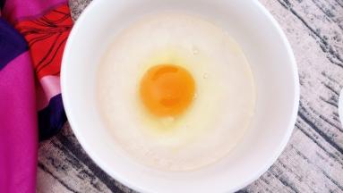 将鸡蛋打入涂有食用油的碗中