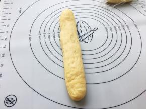先搓成长条状。