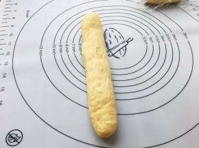 先搓成长条状。