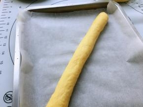 烤盘铺烘焙纸，面包胚放入烤盘，送入烤箱进行二发，底部放一碗热水，增加烤箱的湿度。