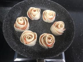 不粘锅里刷少许油，摆入玫瑰花饺子，煎至底部金黄就可以了！