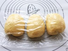 排气，分割成均匀的三等份，加盖保鲜膜醒发十五分钟。