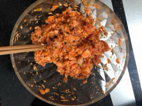 搅拌均匀后蒙上保鲜膜放至半个小时。