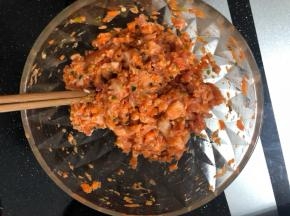 搅拌均匀后蒙上保鲜膜放至半个小时。