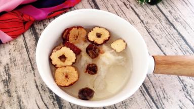 银耳、大枣、桂圆剥壳，这三样泡软，泡发