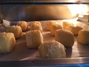 烤箱160度预热，将烤盘放入烤箱中层，烤15分钟即可。