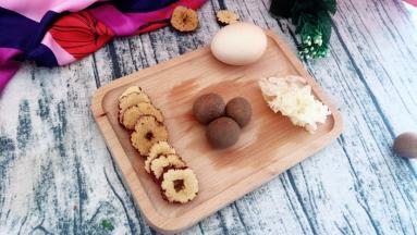 首先准备食材，大枣切片，去核