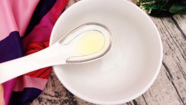 现在，在准备一个稍小的碗，碗中涂上食用油