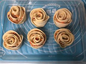 把所有的玫瑰花饺子全部做好，可略调整下形状。