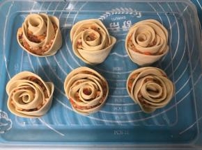 把所有的玫瑰花饺子全部做好，可略调整下形状。