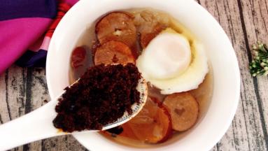 趁热，加一勺红糖，并且搅拌至融化