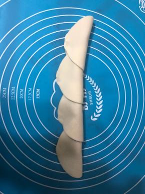 饺子皮对折一下。