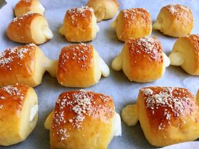 出炉，晾凉，一次吃不完，可以装进保鲜袋，再放入密封袋，冷冻保存，头天晚上取出，自然解冻，口感与新烤出来的面包无二致。