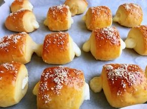 出炉，晾凉，一次吃不完，可以装进保鲜袋，再放入密封袋，冷冻保存，头天晚上取出，自然解冻，口感与新烤出来的面包无二致。