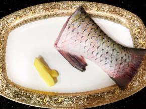 准备姜片，鱼去鳞洗净备用