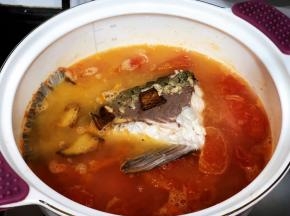 然后煎煎锅中的鱼汤和鱼倒入番茄土豆汤锅中继续熬煮，中小火30分钟即可