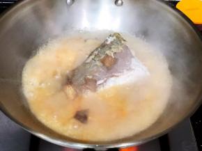 把上述烧开的番茄汤加入煎至金黄的鱼尾锅中