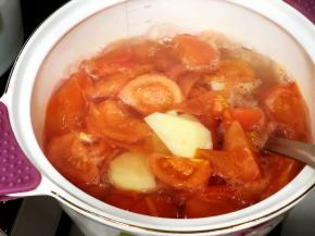 番茄和土豆切块，加入清水烧开