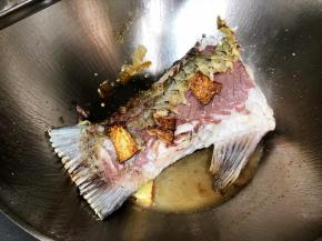 煎至两面金黄色，撒上少许盐