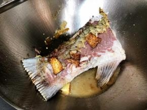 煎至两面金黄色，撒上少许盐