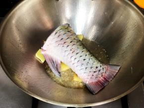 油锅中放入姜片，爆香后放入鱼尾